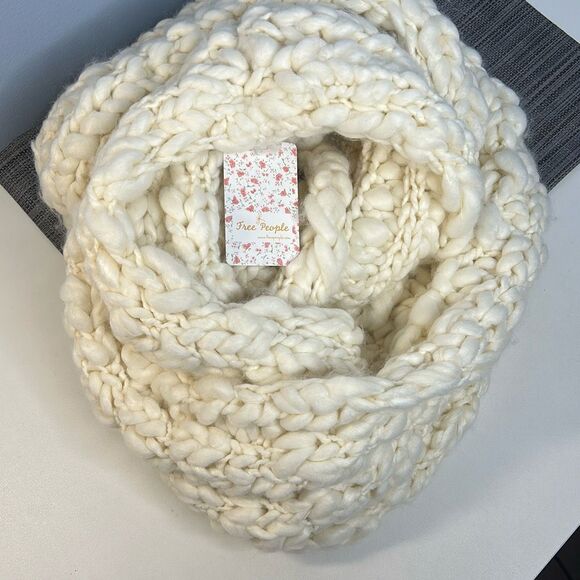 Free People Chunky Infinity Scarf Ivory Acrylic Bulky - Picture 1 of 5